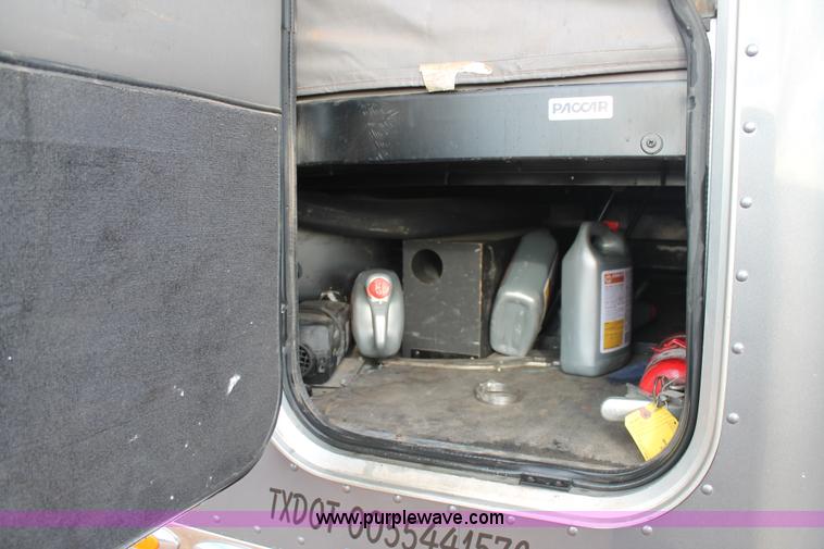 image for item H1599 2010 Peterbilt 389 semi truck