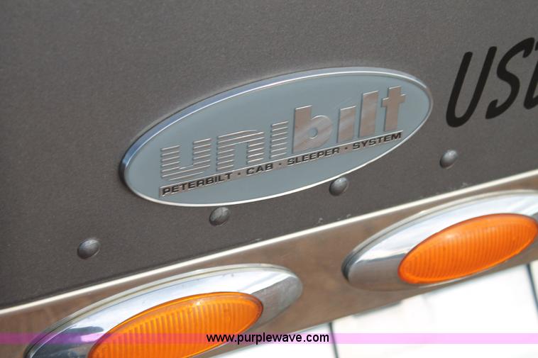 image for item H1599 2010 Peterbilt 389 semi truck