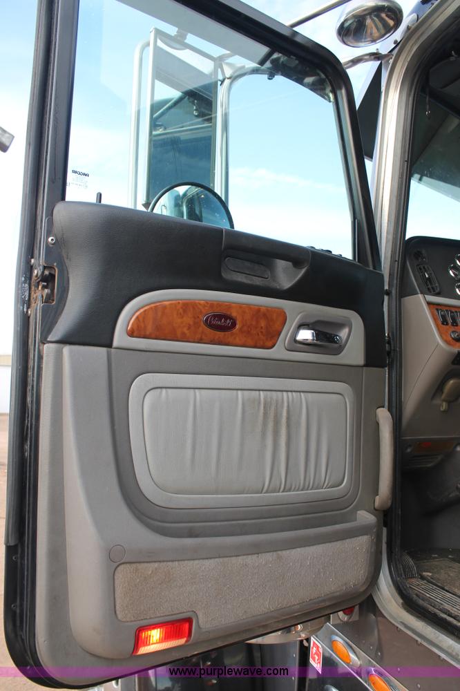 image for item H1599 2010 Peterbilt 389 semi truck