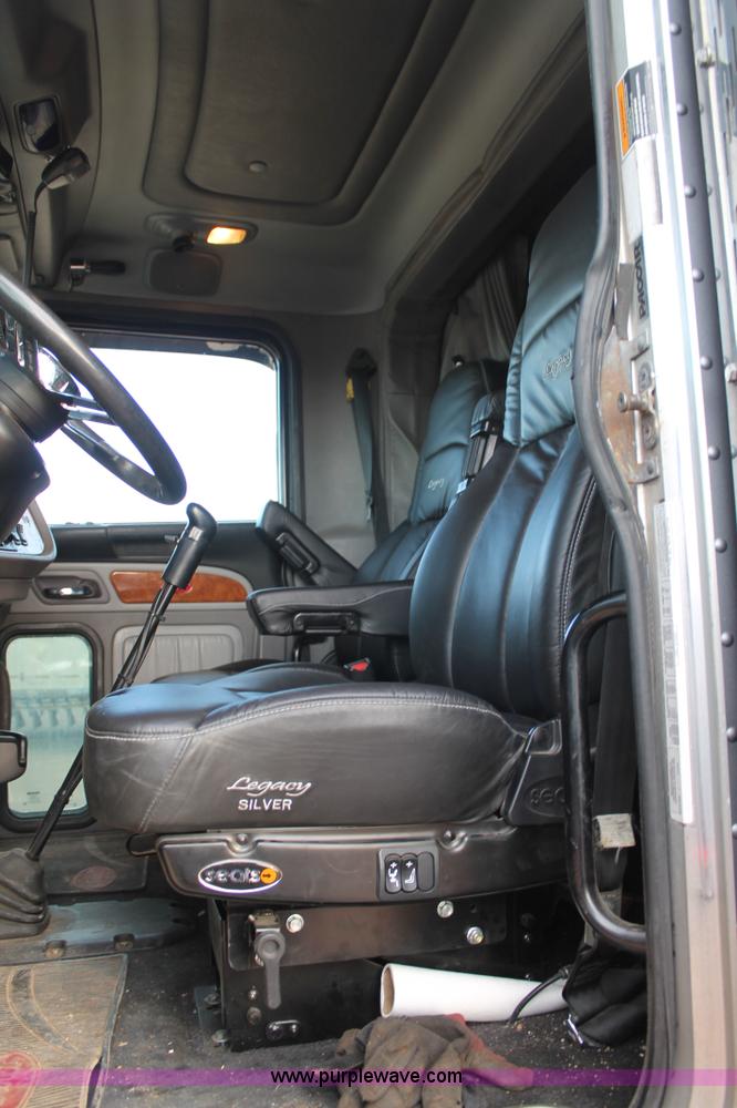 image for item H1599 2010 Peterbilt 389 semi truck