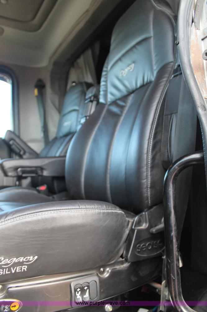 image for item H1599 2010 Peterbilt 389 semi truck