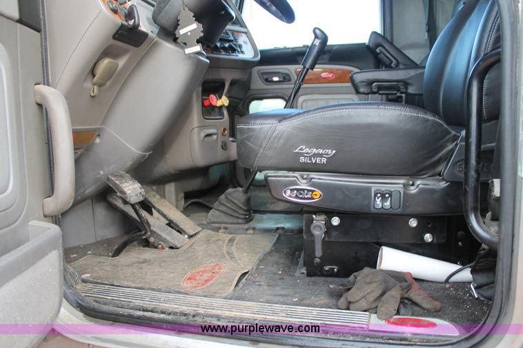 image for item H1599 2010 Peterbilt 389 semi truck