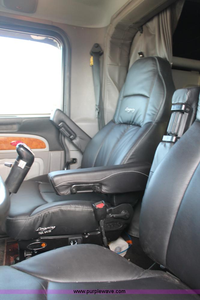 image for item H1599 2010 Peterbilt 389 semi truck