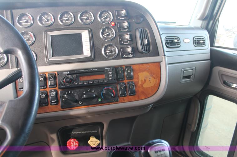image for item H1599 2010 Peterbilt 389 semi truck