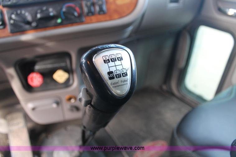 image for item H1599 2010 Peterbilt 389 semi truck