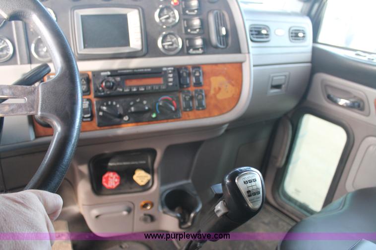 image for item H1599 2010 Peterbilt 389 semi truck