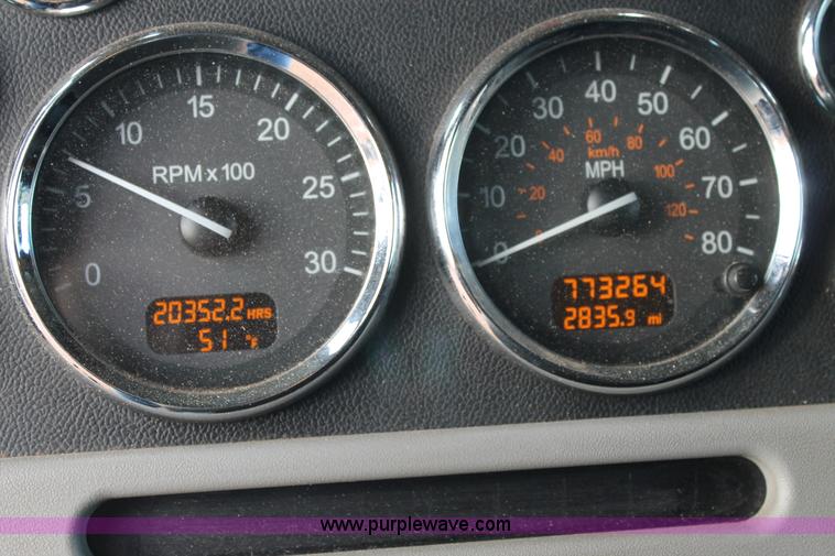 image for item H1599 2010 Peterbilt 389 semi truck