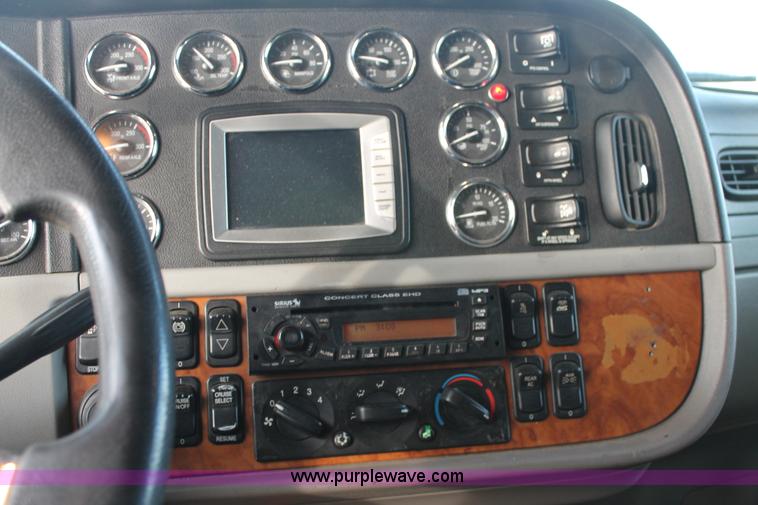 image for item H1599 2010 Peterbilt 389 semi truck