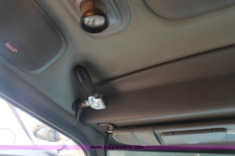 image for item H1599 2010 Peterbilt 389 semi truck