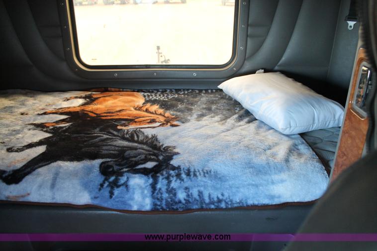 image for item H1599 2010 Peterbilt 389 semi truck