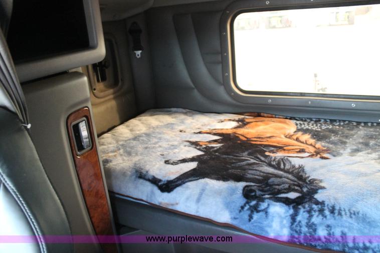 image for item H1599 2010 Peterbilt 389 semi truck