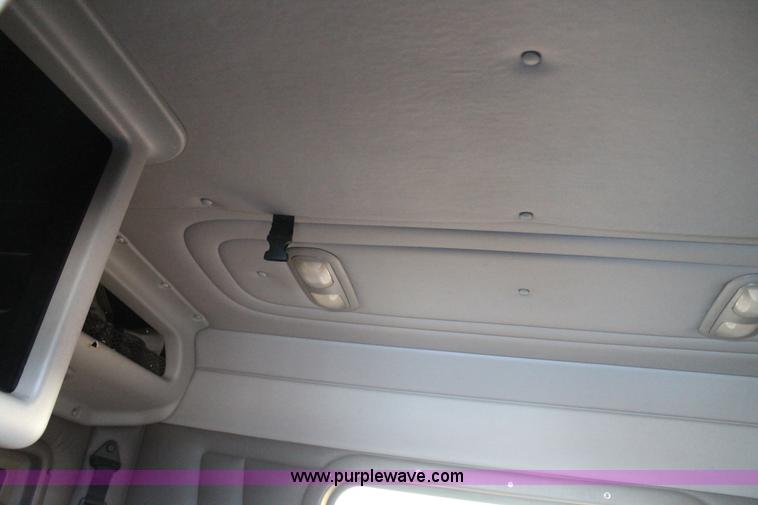 image for item H1599 2010 Peterbilt 389 semi truck