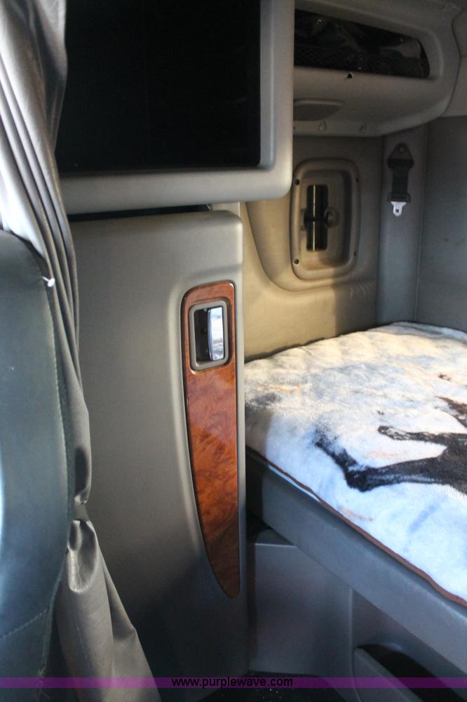 image for item H1599 2010 Peterbilt 389 semi truck