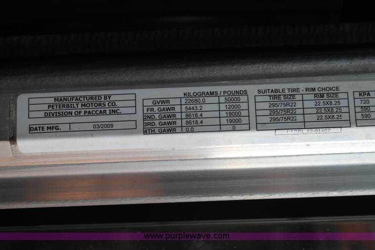 image for item H1599 2010 Peterbilt 389 semi truck