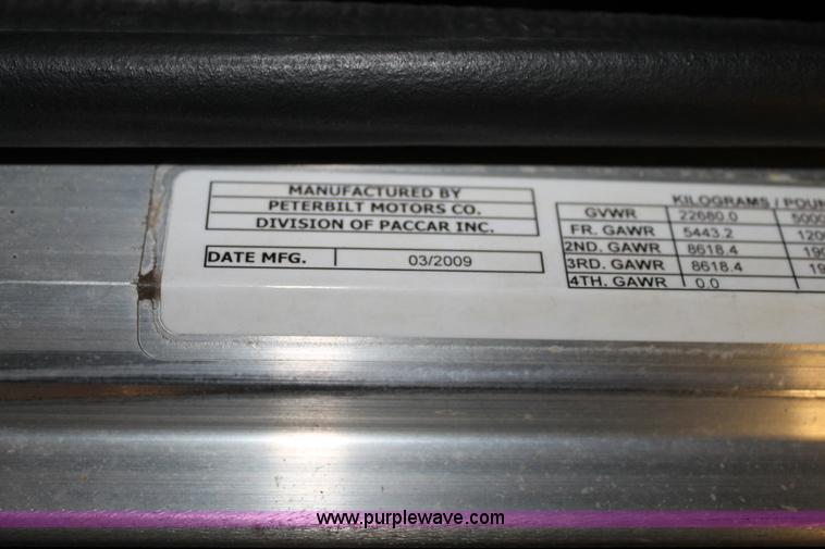 image for item H1599 2010 Peterbilt 389 semi truck