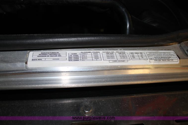 image for item H1599 2010 Peterbilt 389 semi truck