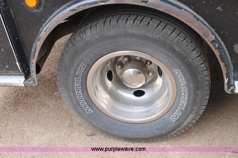 image for item H1601 2001 Ford F350 Super Duty flatbed truck