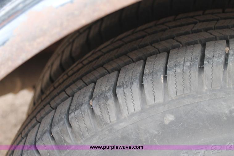 image for item H1601 2001 Ford F350 Super Duty flatbed truck