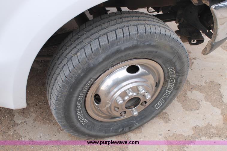 image for item H1601 2001 Ford F350 Super Duty flatbed truck