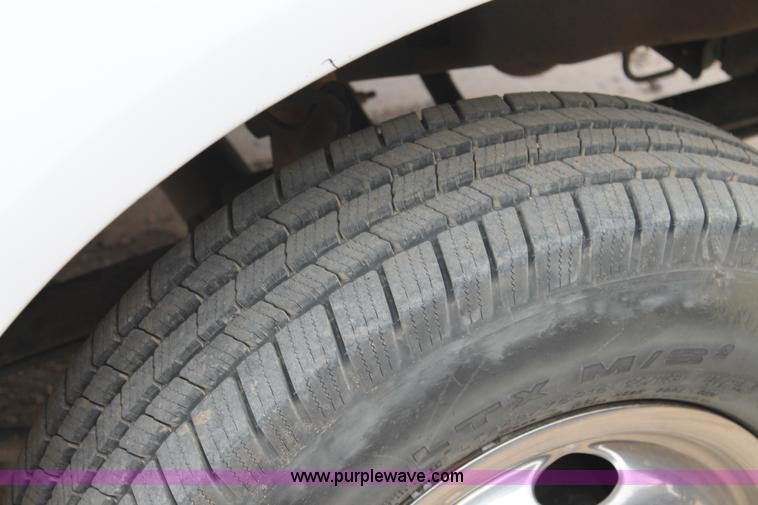 image for item H1601 2001 Ford F350 Super Duty flatbed truck