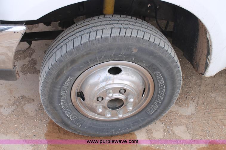 image for item H1601 2001 Ford F350 Super Duty flatbed truck