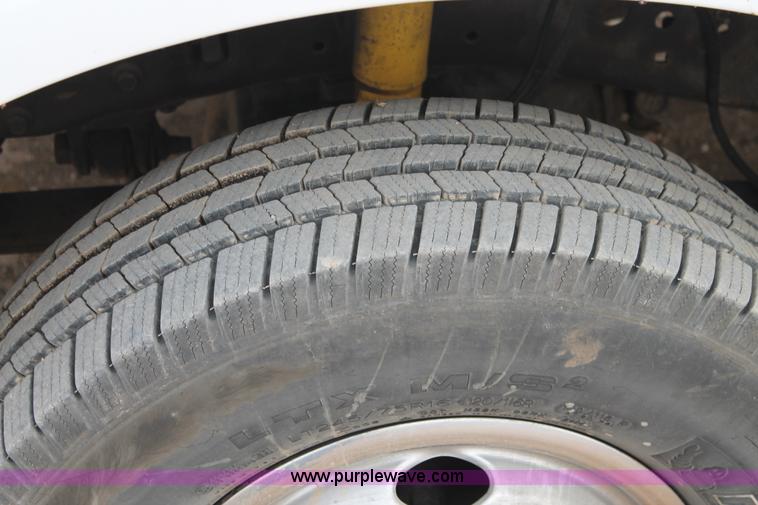 image for item H1601 2001 Ford F350 Super Duty flatbed truck