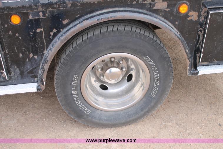 image for item H1601 2001 Ford F350 Super Duty flatbed truck