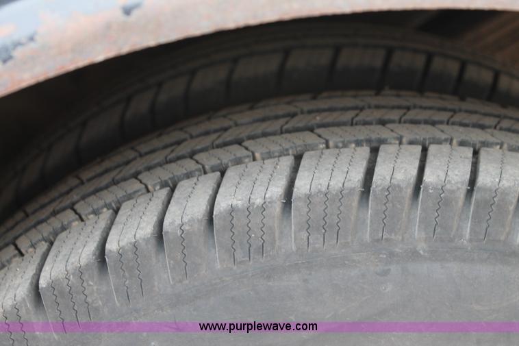 image for item H1601 2001 Ford F350 Super Duty flatbed truck