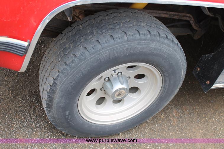 image for item H1603 1991 GMC Suburban 1500 SUV
