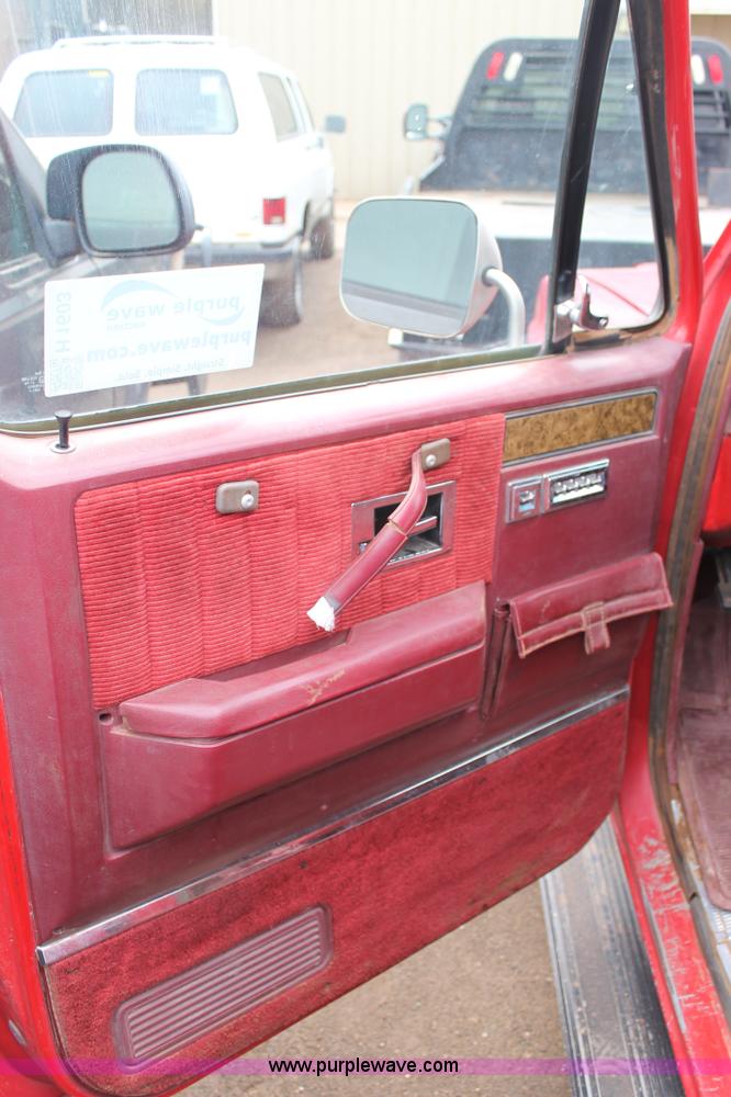 image for item H1603 1991 GMC Suburban 1500 SUV