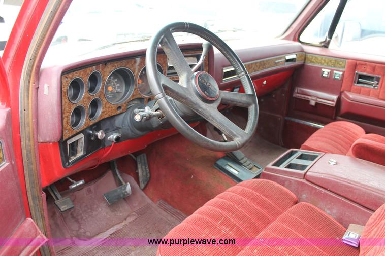 image for item H1603 1991 GMC Suburban 1500 SUV