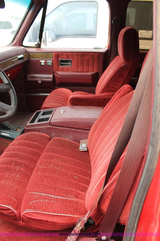 image for item H1603 1991 GMC Suburban 1500 SUV