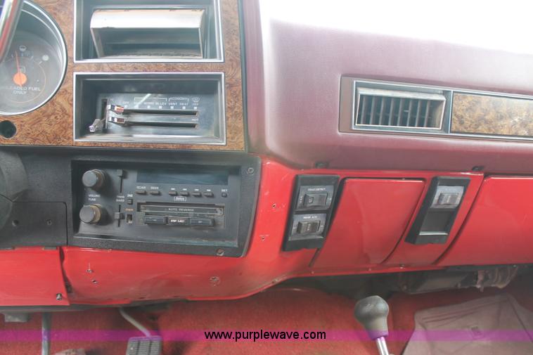 image for item H1603 1991 GMC Suburban 1500 SUV