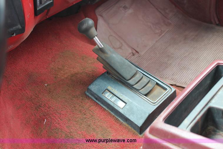 image for item H1603 1991 GMC Suburban 1500 SUV