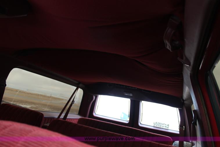 image for item H1603 1991 GMC Suburban 1500 SUV