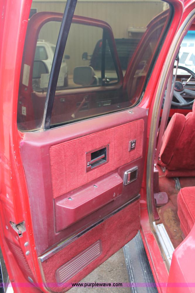 image for item H1603 1991 GMC Suburban 1500 SUV