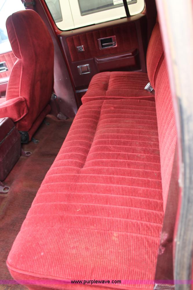 image for item H1603 1991 GMC Suburban 1500 SUV