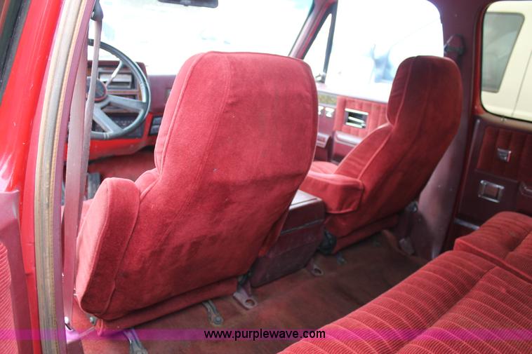 image for item H1603 1991 GMC Suburban 1500 SUV