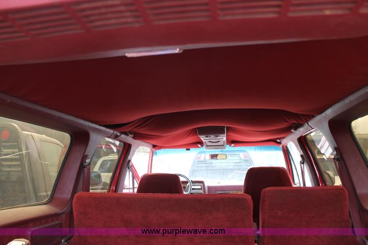image for item H1603 1991 GMC Suburban 1500 SUV