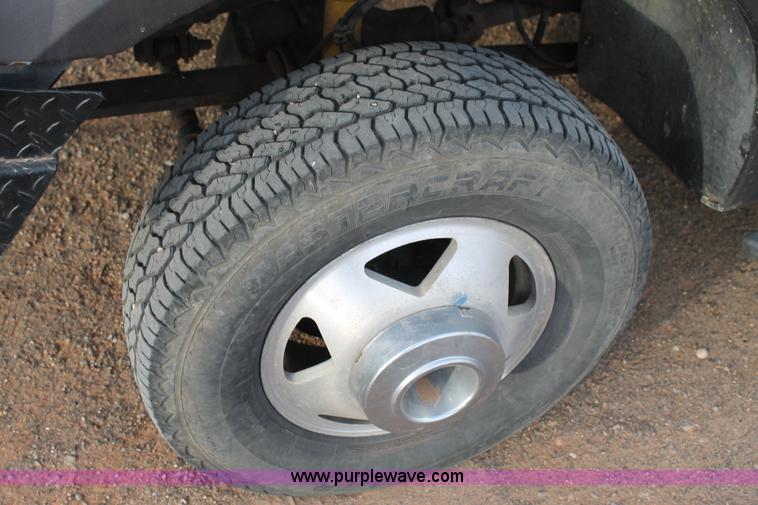 image for item H1604 2004 Ford F350 Super Duty flatbed truck