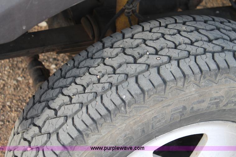 image for item H1604 2004 Ford F350 Super Duty flatbed truck