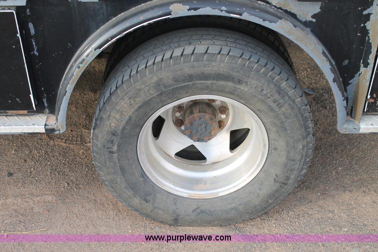 image for item H1604 2004 Ford F350 Super Duty flatbed truck