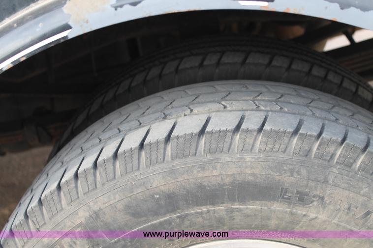 image for item H1604 2004 Ford F350 Super Duty flatbed truck