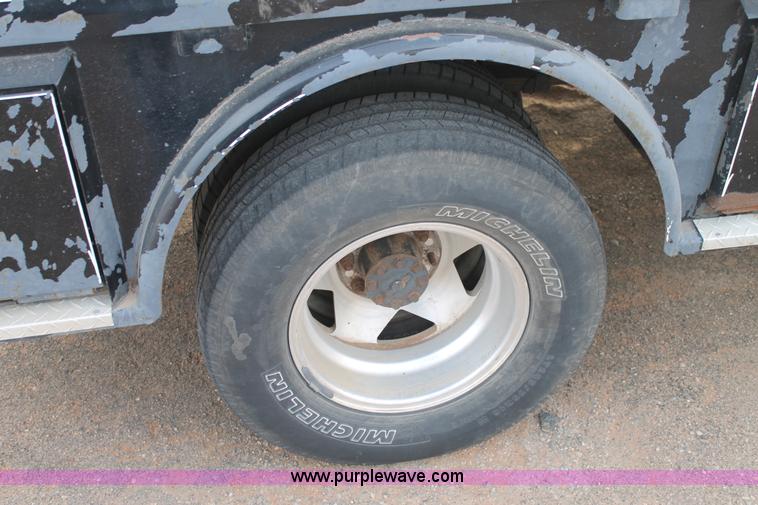 image for item H1604 2004 Ford F350 Super Duty flatbed truck