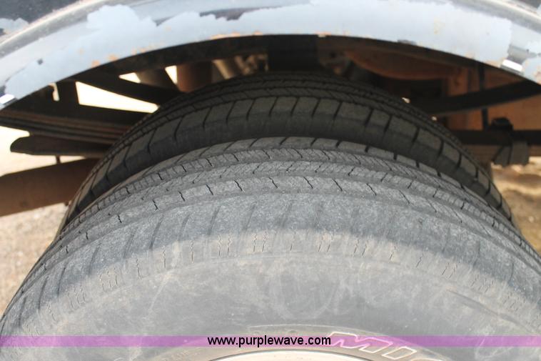 image for item H1604 2004 Ford F350 Super Duty flatbed truck