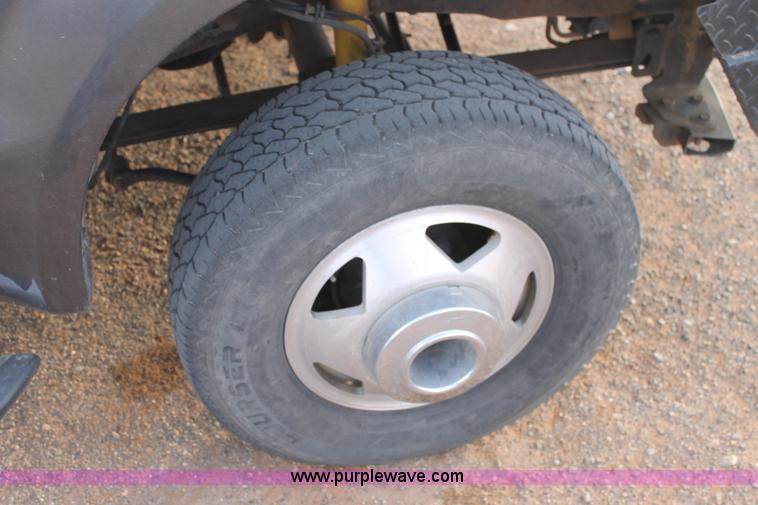 image for item H1604 2004 Ford F350 Super Duty flatbed truck