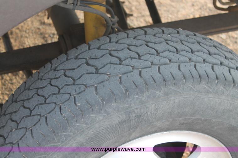 image for item H1604 2004 Ford F350 Super Duty flatbed truck