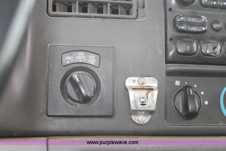 image for item H1604 2004 Ford F350 Super Duty flatbed truck