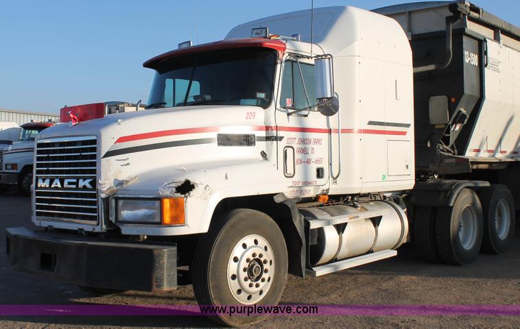 image for item H1605 1997 Mack CH613 semi truck
