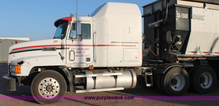 image for item H1605 1997 Mack CH613 semi truck